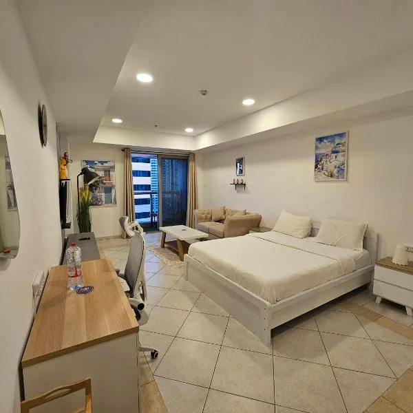 Super Host at Highest Residential Tower in the world, Private Rooms in a Shared apartment，位于迪拜的酒店