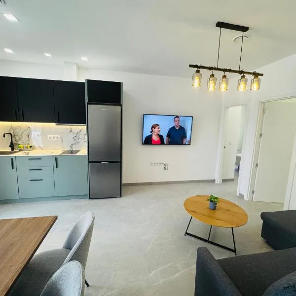 Calpe apartamento LuXurY nuevo playa centrico parking wifi aire piscina patio，位于艾法奇的酒店