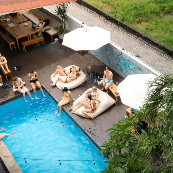 Surf & Party - Hostel Somewhere Else，位于坎古的酒店