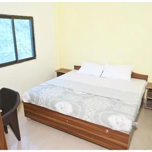 HOTEL MAHA-MAYA Near Sarnath Buddhist Temple- Provided Rooms With Wi-fi Facility - Parking & Room Service Available - A Budget Guest House In Varanasi，位于瓦拉纳西的酒店