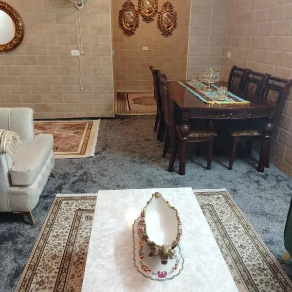 شقة مفروشه بالكامل ومكيفة，位于阿杰隆的酒店