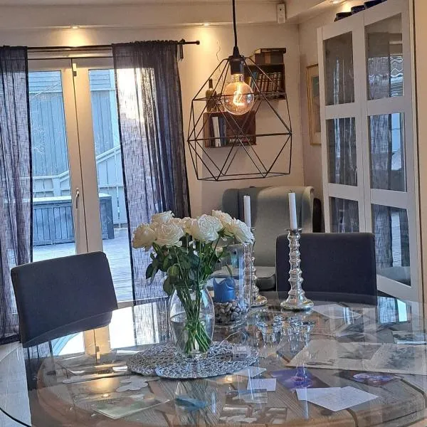 Hjemme koselig og sentralt leilighet，位于腓特烈斯塔的酒店