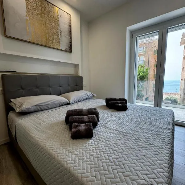 Rebecca's Apartments Anzio Central - Parking - Sea View - 10 independent apartments，位于安齐奥的酒店