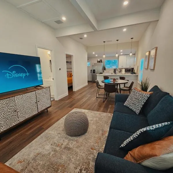 Steps to Trolley Stop 11 Renovated Home with Free EV Station，位于圣奥古斯丁的酒店