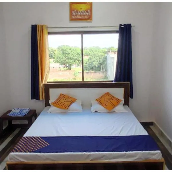 HOTEL K-A-S-H-I-N-E-S-T Near Sarnath Buddhist Temple - Offers Air Conditioned Rooms With Wifi Facility - Parking & Room Service - Prime Location - Best Selling In Varanasi，位于瓦拉纳西的酒店