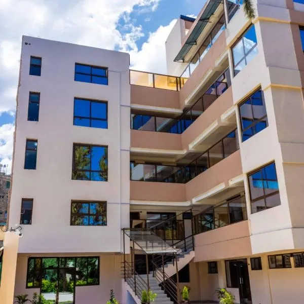 Pine 2 bedroom apartment with a pool，位于纳纽基的酒店