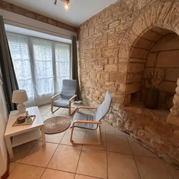 Petite maison au pied du château，位于Salignac Eyvigues的酒店