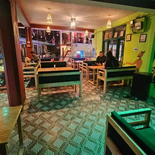 Non Stop Cafe Hostel & Stay，位于马拉里的酒店