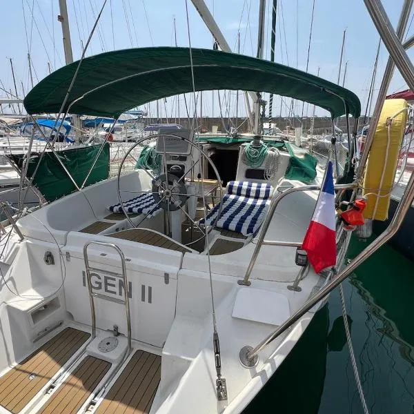 Voilier 36 pieds à Sète au Môle Saint Louis face au Mont Saint Clair，位于塞特港的酒店