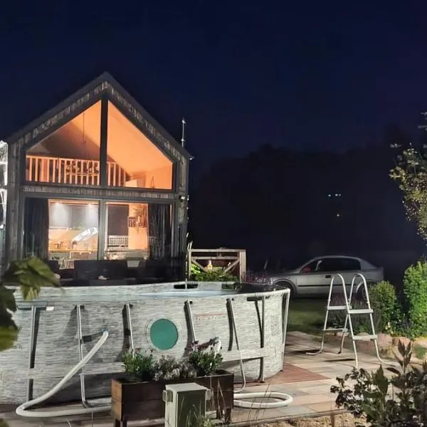 Domek mazurski całoroczny nad jeziorem z jacuzzi SPA，位于帕瑟姆的酒店