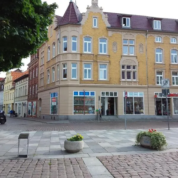 Ferienwohnung am Markt - ein Zuhause mit Aussicht，位于居斯特罗的酒店
