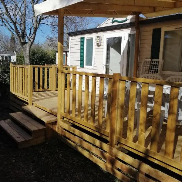 Mobil home Chez 118 Alain，位于拉罗克当泰龙的酒店