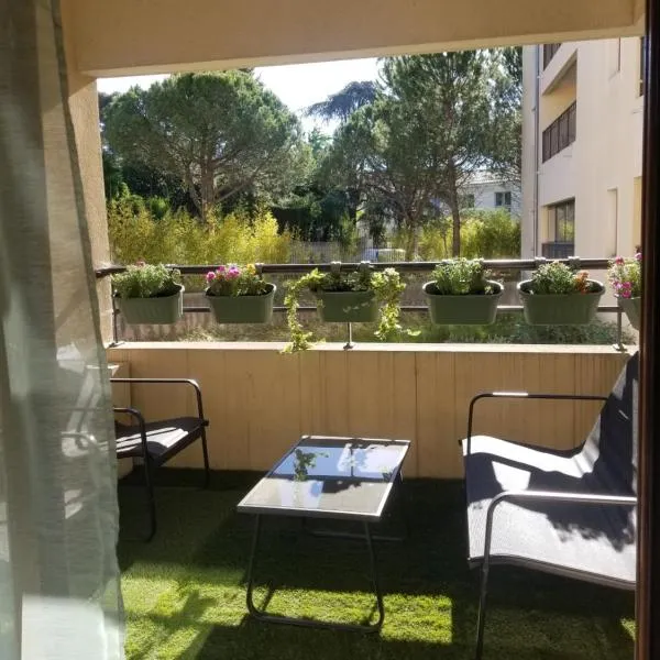 Appartement cosy centre Uzès, parking gratuit, piscine，位于于泽斯的酒店