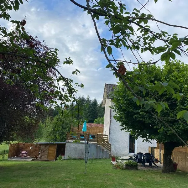 Domaine De Domingeal Meublé de Tourisme 3 étoiles，位于Saint-Germain-les-Vergnes的酒店