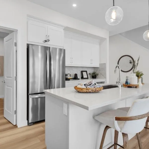 Modern Luxury Cozy Family Vacation Home - King Bed - AC - Sleeps 7 - High speed Wi-Fi - Netflix - Free Garage Parking - close to Airport and West Edmonton Mall，位于埃德蒙顿的酒店
