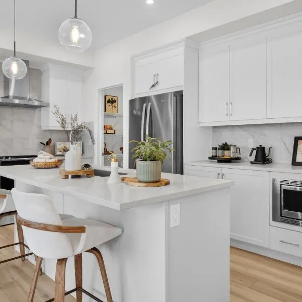 Modern Luxury Cozy Family Vacation Home - King Bed - AC - Sleeps 7 - High speed Wi-Fi - Netflix - Free Garage Parking - close to Airport and West Edmonton Mall，位于埃德蒙顿的酒店