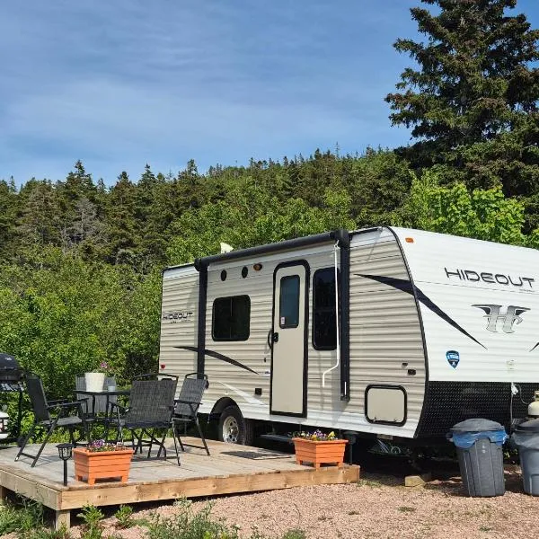 Moceanset Getaways - Elegant, Ocean, Mountain and Sunset Views "Camping Experience"，位于Dingwall的酒店