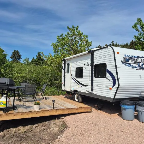 Moceanset Getaways-Beautiful Ocean, Mountain & Sunset Views, "Camping Experience"，位于Dingwall的酒店