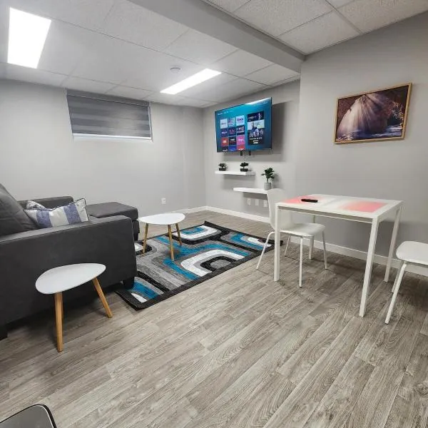 Entire basement suite in Bonavista，位于温尼伯的酒店