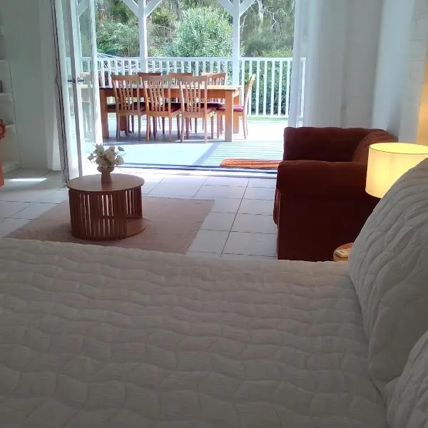 2 bedrooms private bathroom 2 queen beds own entry，位于Long Jetty的酒店