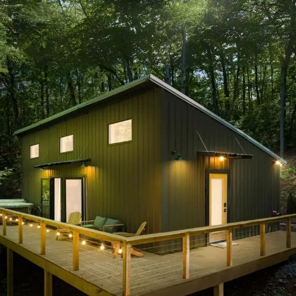 Couple's Cabin With Outdoor Movies, Firepit and Hot Tub - Rose Peak Loft，位于蓝岭的酒店