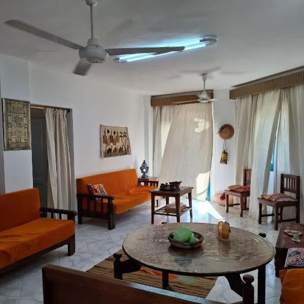 2 bedroom challet with private garden at Riviera beach resort Ras Sudr,Families only，位于拉斯苏德尔的酒店