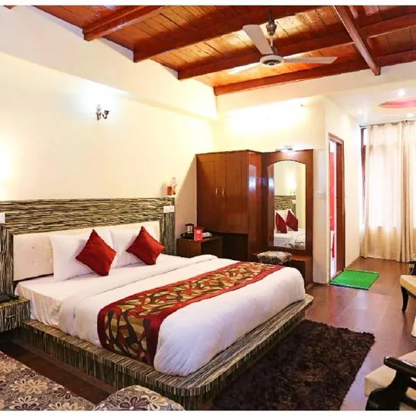 HOTEL NEW THE ! MOON - Walking Distance From Mall Road And Naini Lake with Lift - Wifi - Restaurant and Parking Facilities Available - BEST Luxury Hotel，位于奈尼塔尔的酒店