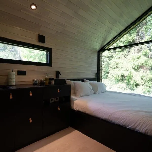 Chic Sauna Cabin Near the Sea - VUHIN Cabin Nº06，位于Tsitre的酒店