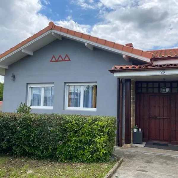 APARTAMENTO NIK en casa chalet con parking y jardin，位于埃兰迪奥的酒店