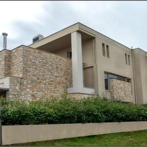 Ioannina Amazing Deluxe Apartment，位于Pedini的酒店