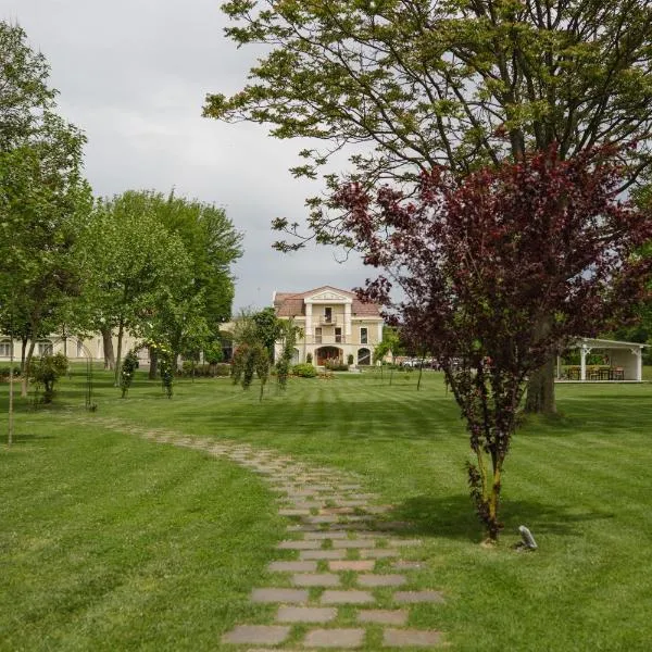 Domeniile Martinutzi -Hotel Cardinal si Conac Rhedey，位于阿尔巴尤利亚的酒店