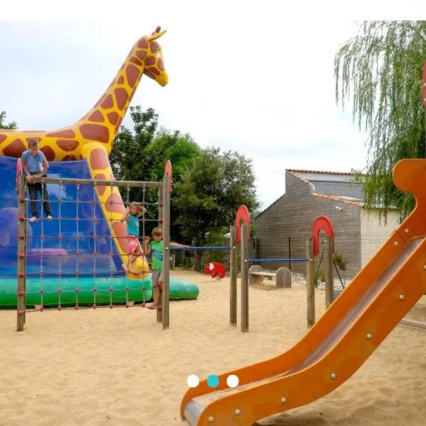 Mobil home 4 personnes sur camping 3 étoiles à 150m de la plage，位于奥雷龙圣皮耶尔的酒店