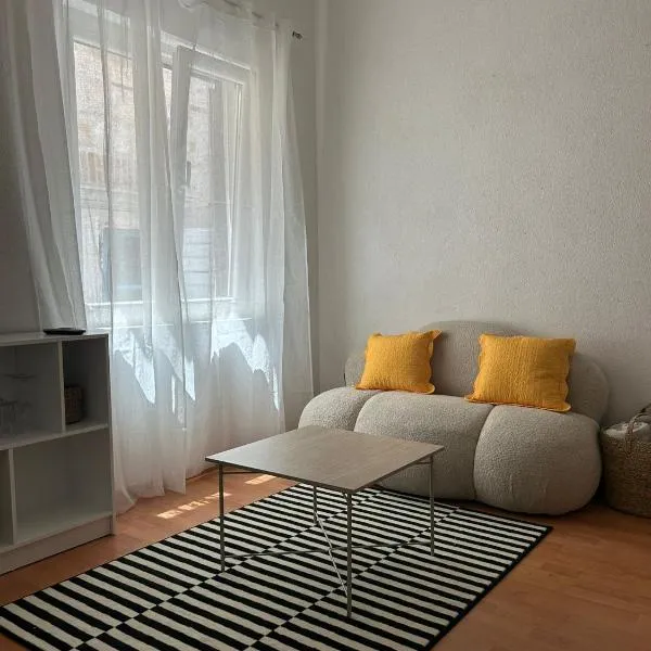 Guest House Štorija, Vis Center, 1 min from Ferry，位于维斯的酒店