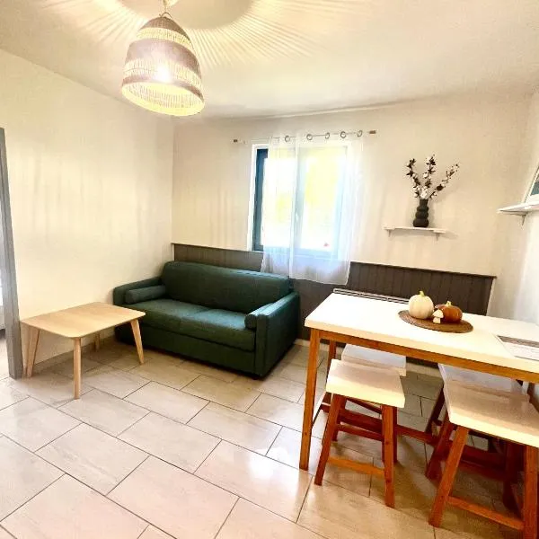 Superbe appartement au calme en cœur de village，位于Saint-Sulpice的酒店