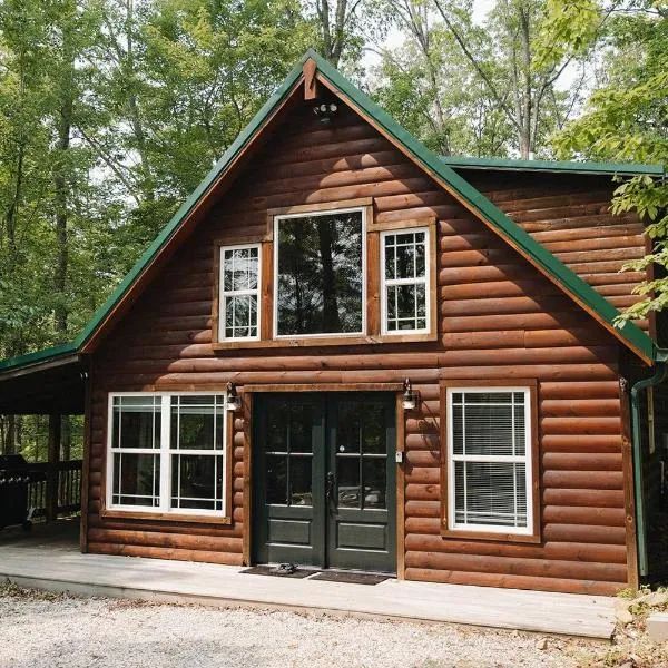 "The Lantern" Woodsy Cabin Experience w/ HotTub，位于Rogers的酒店