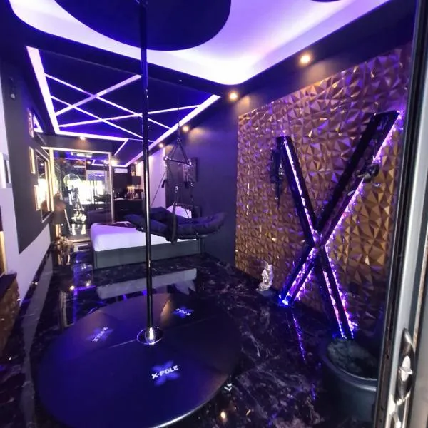 love room mes petits secrets miniac morvan avec jacuzzi privatif，位于Miniac-Morvan的酒店