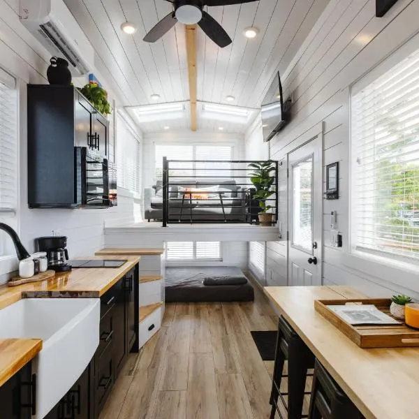 NEW Stunning Tiny Home w private deck firepit BBQ，位于Apple Valley的酒店