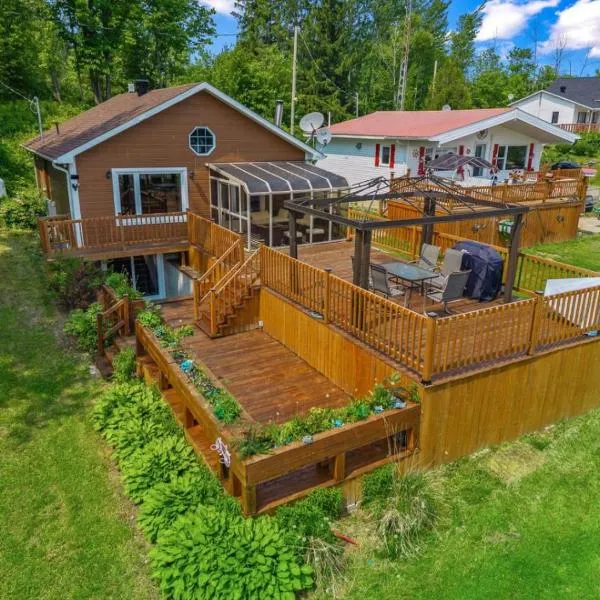 Peaceful Waterfont Cottage - Quebec，位于Papineauville的酒店