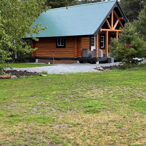 Lofted log cabin with fire table，位于基洛纳的酒店