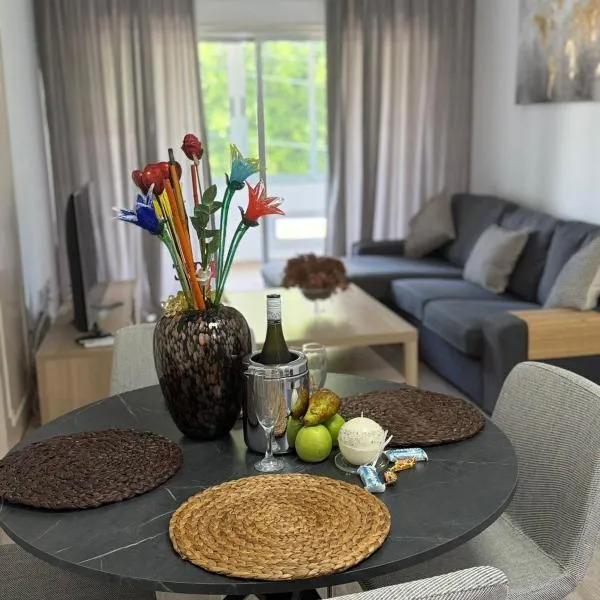 Stylish 2BR in City Center of Limassol，位于利马索尔的酒店