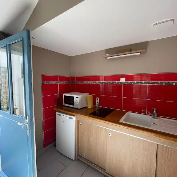 Independent 2 bedrooms with garden，位于莱萨布勒-多洛讷的酒店