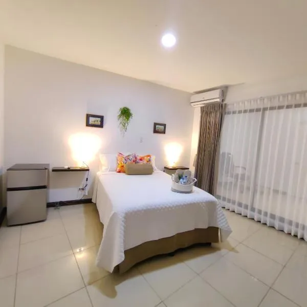 Hotel Boutique CasAguacate close to Airport, Pedregal, Centro de Convenciones de Costa Rica，位于Potrerillos的酒店