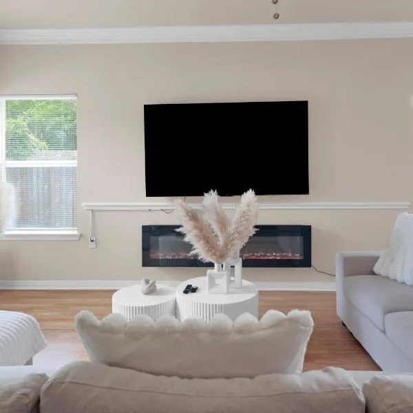 Spacious Home-Queen Suite-Game room-Movie room，位于奥斯汀的酒店