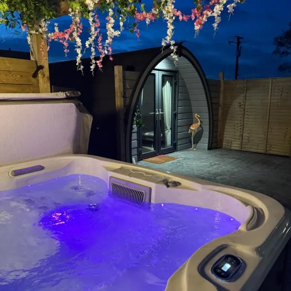 The Garden Pod with Private Hot Tub，位于Ballymagan的酒店