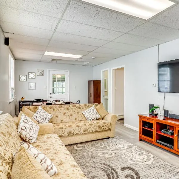 Cozy Keansburg Cottage Walk to Beach and Boardwalk!，位于Keansburg的酒店