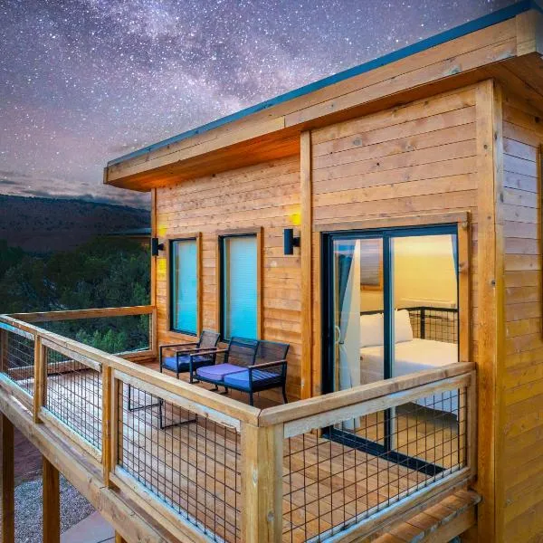 Tiny Cabin #3 at The Cedars，位于卡纳布的酒店