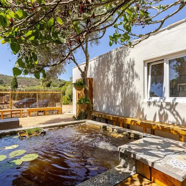 Rustic cabin with pond and deck，位于阿尔热祖尔的酒店