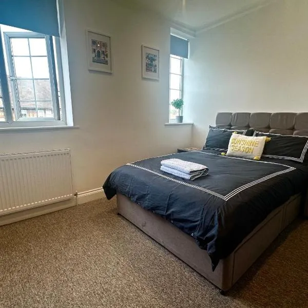 Spectacular Modern, Private Apartment,15 Mins To Central London，位于亨顿的酒店