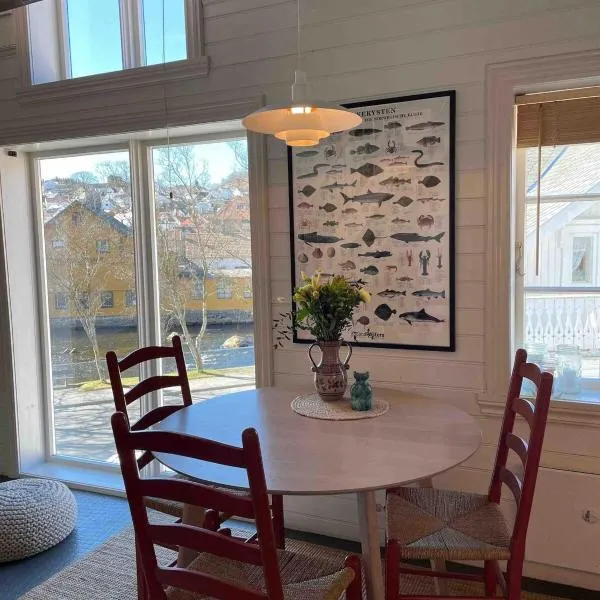 Central apartment with a loft in the middle of Egersund city center，位于埃格尔松的酒店
