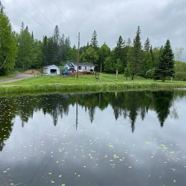 Peaceful and Heavenly Private Water Front Cottage on 100 Acres of Scenic Beauty- Trent Lakes，位于Kinmount的酒店